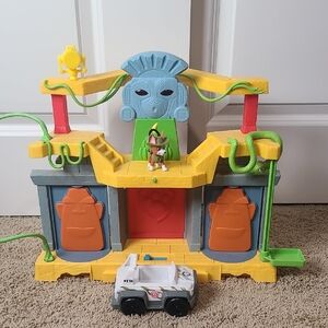 Paw Patrol Jungle Rescue Playset with Yellow and Green Accents